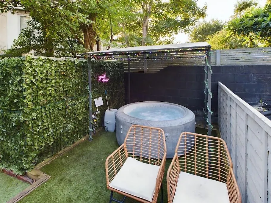 Stylish Maisonette With Hot Tub Brighton 0*,  United Kingdom