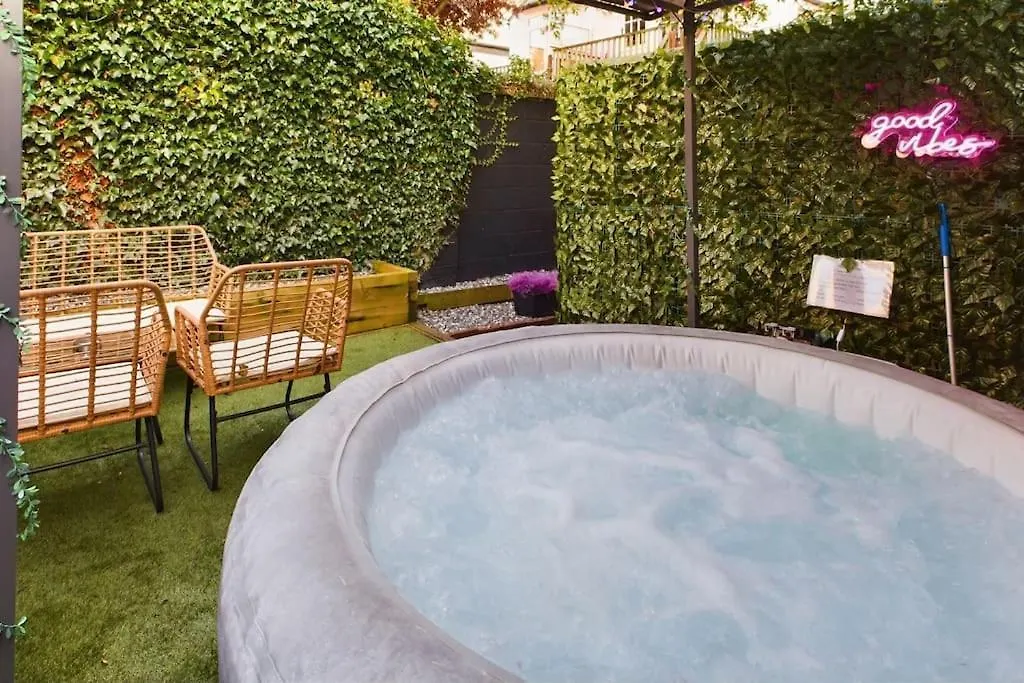 Stylish Maisonette With Hot Tub location